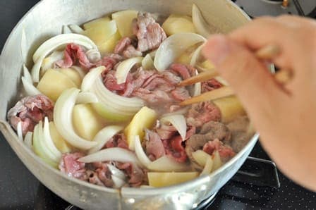だしなし簡単！肉じゃがの基本レシピ作り方 11