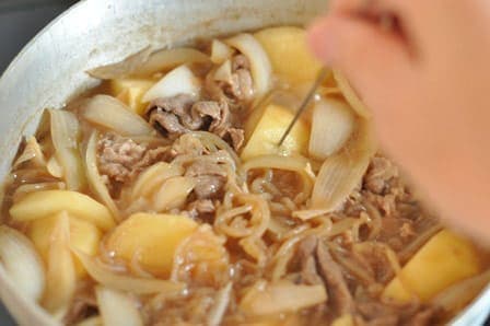 だしなし簡単！肉じゃがの基本レシピ作り方 18