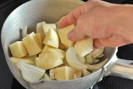 だしなし簡単！肉じゃがの基本レシピ作り方 8