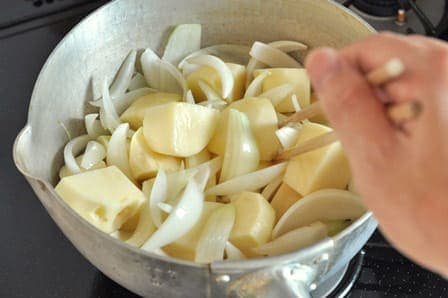 だしなし簡単！肉じゃがの基本レシピ作り方 9