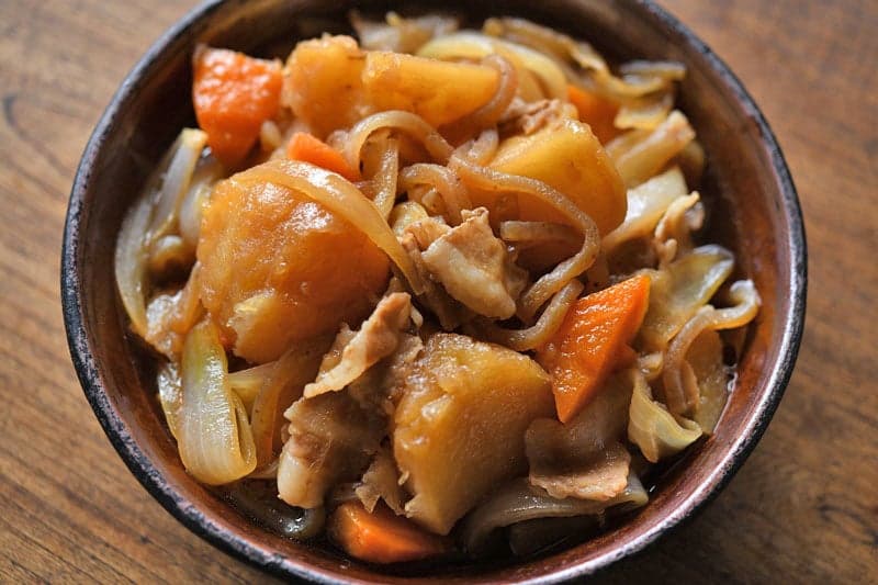 豚肉で作る肉じゃがの作り方 1